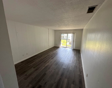 2325 W Pensacola Street - Photo Thumbnail 4