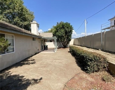 5371 Orange Grove Avenue - Photo Thumbnail 13