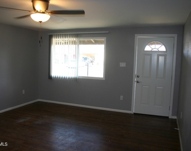 13822 N 37th Way - Photo Thumbnail 2