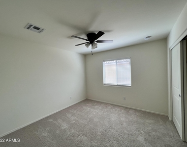 1528 E Saladino Drive - Photo Thumbnail 8