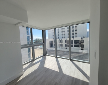 2655 Collins Ave - Photo Thumbnail 11