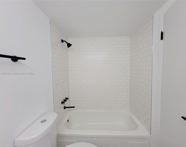 2655 Collins Ave - Photo Thumbnail 7