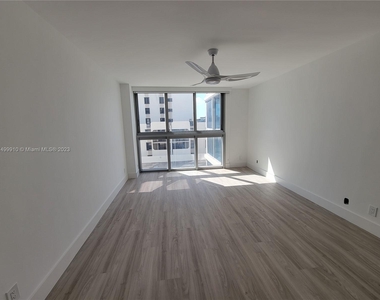 2655 Collins Ave - Photo Thumbnail 4