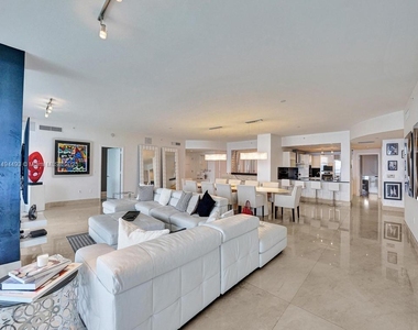 17121 Collins Ave - Photo Thumbnail 11