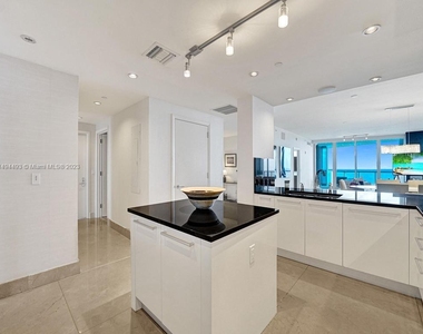 17121 Collins Ave - Photo Thumbnail 15