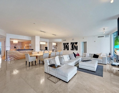 17121 Collins Ave - Photo Thumbnail 2