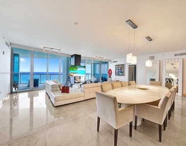 17121 Collins Ave - Photo Thumbnail 9