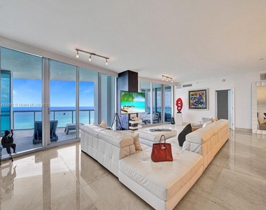 17121 Collins Ave - Photo Thumbnail 10