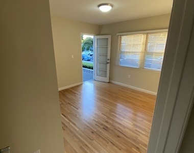 1012 Elkgrove Ave - Photo Thumbnail 5