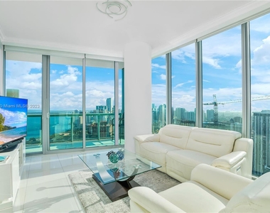 888 Biscayne Blvd - Photo Thumbnail 2