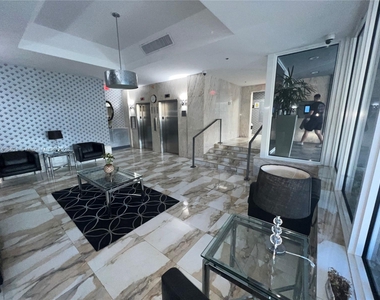 1255 Collins Ave - Photo Thumbnail 13