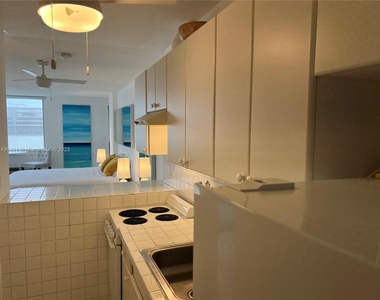 1255 Collins Ave - Photo Thumbnail 4