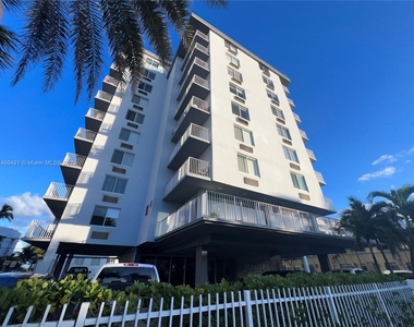 1255 Collins Ave - Photo Thumbnail 17