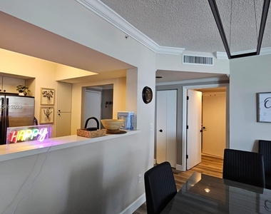 17375 Collins Ave - Photo Thumbnail 10