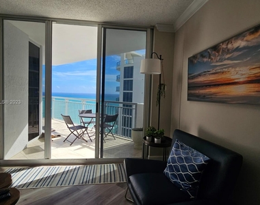 17375 Collins Ave - Photo Thumbnail 2