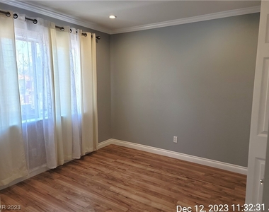 8848 Hampton Green Avenue - Photo Thumbnail 22