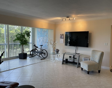 300 E Royal Palm Road - Photo Thumbnail 12