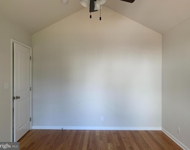 327 W Maple Ave #2 - Photo Thumbnail 9