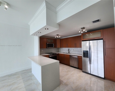 19380 Collins Ave - Photo Thumbnail 2