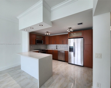 19380 Collins Ave - Photo Thumbnail 4