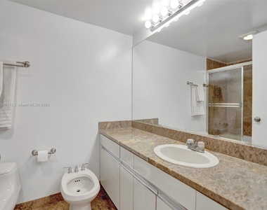 1627 Brickell Ave - Photo Thumbnail 16