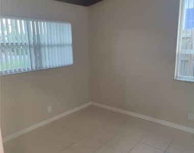 2413 Key Largo Ln - Photo Thumbnail 11