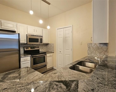 205 Cimarron Trail - Photo Thumbnail 5