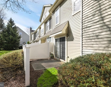 1104 Yarmouth Lane - Photo Thumbnail 16