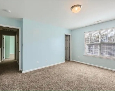 136 Smith Rock Drive - Photo Thumbnail 17