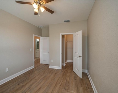 1057 Oak Hammock Drive - Photo Thumbnail 9