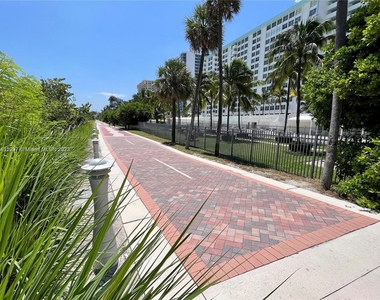 2899 Collins Ave - Photo Thumbnail 9