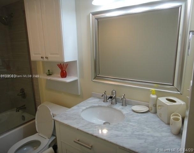 1621 Collins Ave - Photo Thumbnail 12