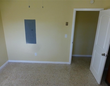 1078 Oakwood Drive - Photo Thumbnail 5