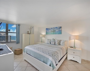 2555 Collins Ave - Photo Thumbnail 5