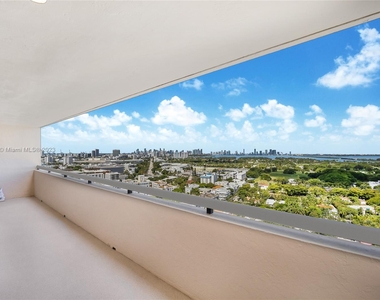 2555 Collins Ave - Photo Thumbnail 9