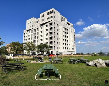 90 Bay Street Landing - Photo Thumbnail 18