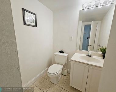 19390 Collins Ave - Photo Thumbnail 11