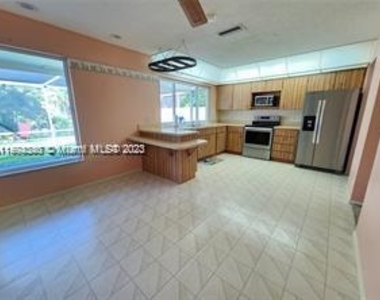920 Nw 92nd Ave - Photo Thumbnail 7