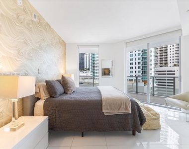 1300 Brickell Bay Dr - Photo Thumbnail 4