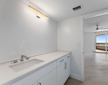 100 Lakeshore Drive - Photo Thumbnail 41