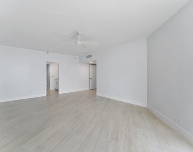 100 Lakeshore Drive - Photo Thumbnail 38