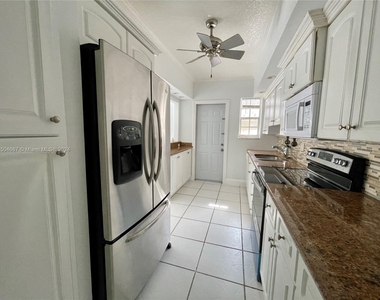 462 Golden Isles Dr - Photo Thumbnail 17