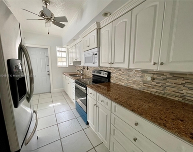 462 Golden Isles Dr - Photo Thumbnail 16