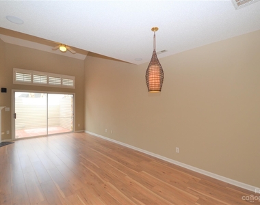 8944 Cinnabay Drive - Photo Thumbnail 14