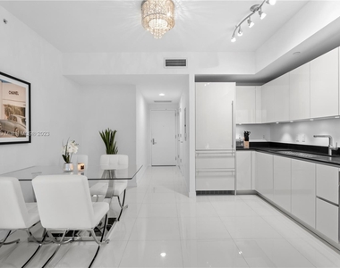 1010 Brickell Ave - Photo Thumbnail 3