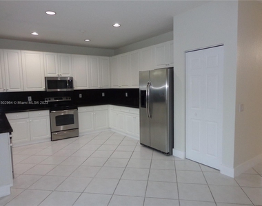 991 Crestview Cir - Photo Thumbnail 6