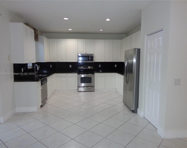 991 Crestview Cir - Photo Thumbnail 2