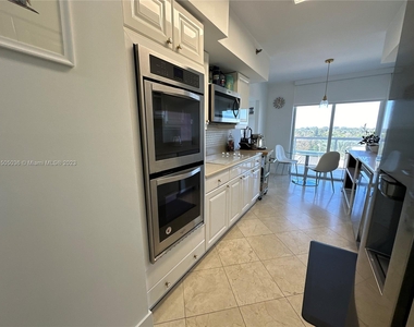 8925 Collins Ave - Photo Thumbnail 10