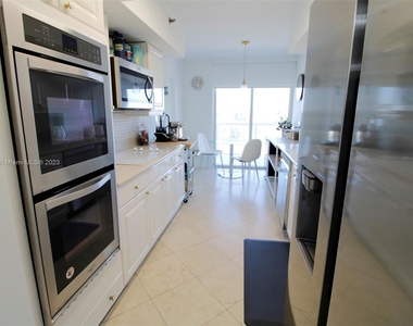 8925 Collins Ave - Photo Thumbnail 2