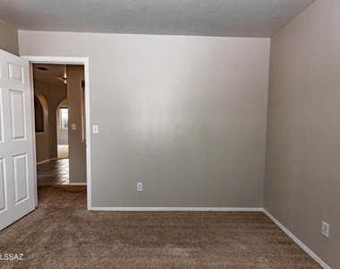 3935 N Vine Tree Place - Photo Thumbnail 27